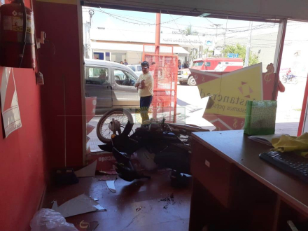 58moto se metio a comercio.jpeg