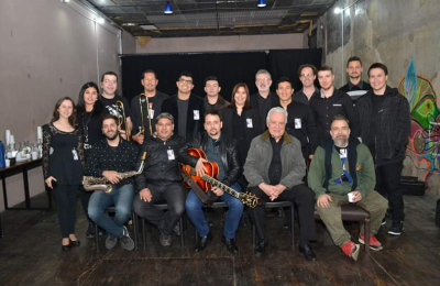 Bulle la sangre del jazz en la Nea Big Band