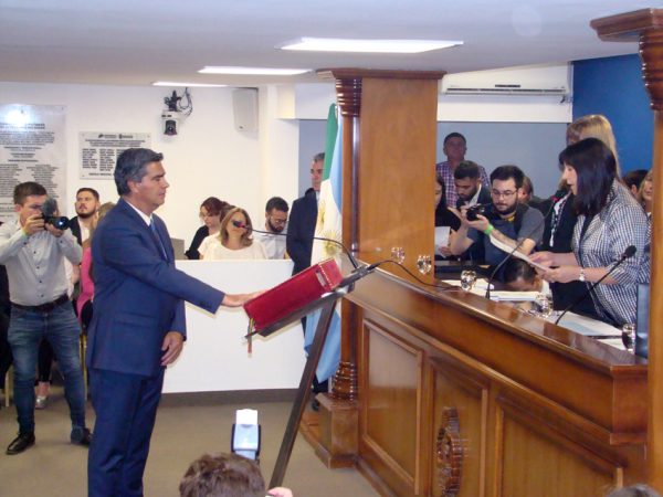 <p>El Gobernador electo de la Provincia del Chaco, Contador Jorge Capitancih jura en el recinto de la Cámara de Diputados de la Provincia. Foto: Fabián Maldonado </p>