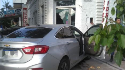 Esquivó una motocicleta y se estrelló contra un comercio