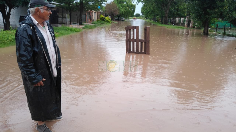 Vecinos de varios barrios de Charata cortaron calle para evitar que el agua ingrese a viviendas