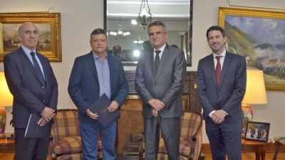 Peppo se prueba el traje de embajador