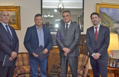 Peppo se prueba el  traje de embajador 
