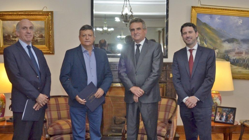 Peppo se prueba el traje de embajador