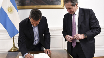 Massa realizó las firmas para la creación de nuevos billetes con paridad de género