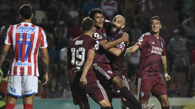 River ganó un partido difícil y mantiene la ventaja en la punta