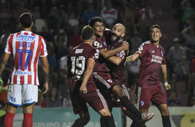 River ganó un partido difícil y mantiene la ventaja en la punta