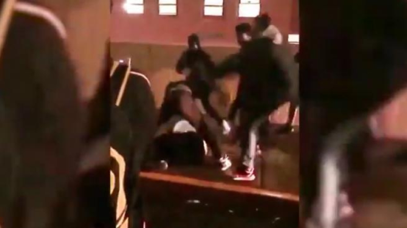 Jugadores de básquet le dieron una paliza a su entrenador y se filmaron