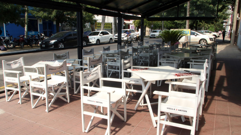 Registran menos demanda en bares y cafés de la capital