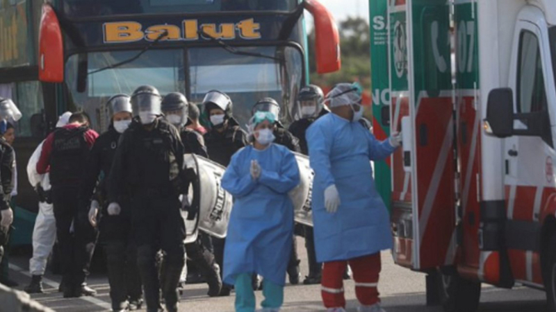 Activan el protocolo por un micro con 62 personas en plena cuarentena en Panamericana