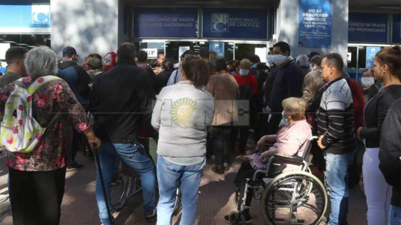 "Filas del horror": Alarmante cuadro en los bancos para cobrar jubilaciones y planes sociales