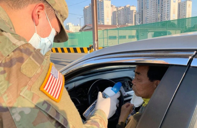 “La prueba del vinagre”: militares estadounidenses aplican un sencillo test para intentar detectar el coronavirus sin fiebre