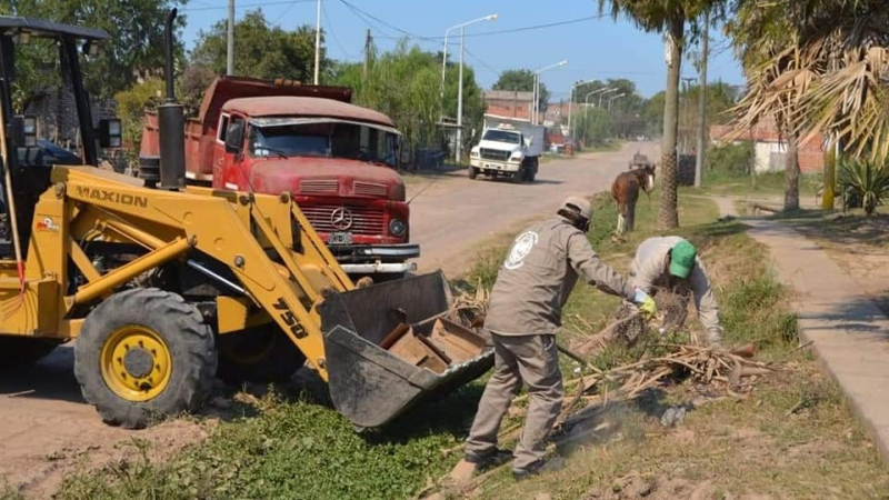 Barranqueras interviene en distintos puntos respondiendo a los vecinos