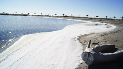 Un manto blanco de sal cubre las costas del Lago Epecuén