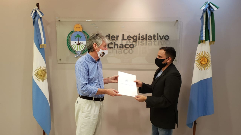 Distinguieron a policía que presta servicio en la Legislatura por asistir un parto