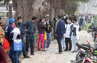 El IFE en Sáenz Peña: unas tres mil personas se concentraron para retirar las tarjetas