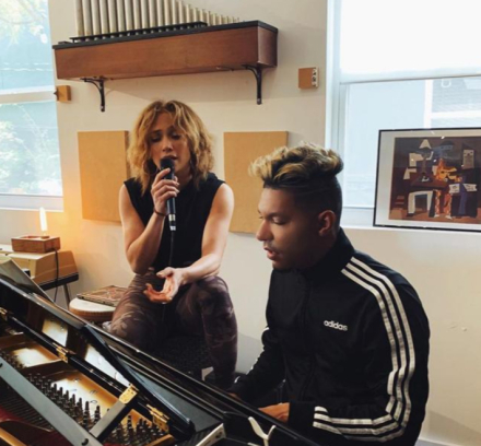 Jennifer Lopez ultima la producción de su nuevo disco con una melena ‘midi’ ondulada.jpg