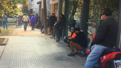 Seis horas de espera para retirar la tarjeta