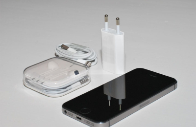 Por qué los nuevos teléfonos no traerán cargador