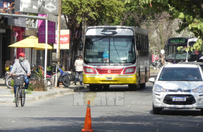 Cuestionan carriles exclusivos y piden reordenar el estacionamiento