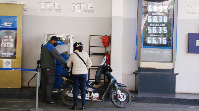 Aumentaron los combustibles y el litro de nafta premium superó los 69 pesos ⛽️