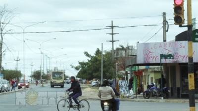 Motociclistas siguen ignorando los semáforos pero a nadie le importa