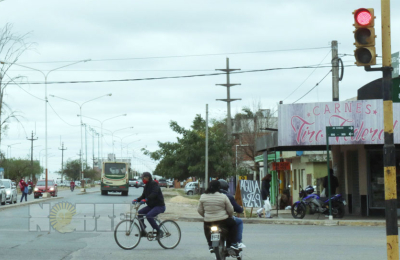 Motociclistas siguen ignorando los semáforos pero a nadie le importa