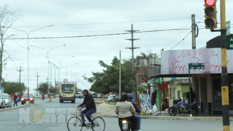 Motociclistas siguen ignorando los semáforos pero a nadie le importa