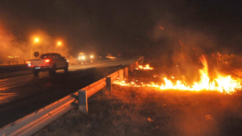 No cesan los incendios de campos y pastizales