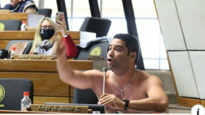 Paraguay: diputado se desnudó en medio de la sesión