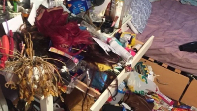 Una mujer ganó el premio a la habitación más desordenada del mundo