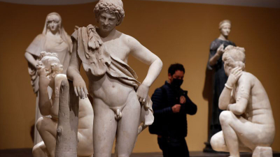 Antiguas estatuas emergen desde las sombras en un exitoso espectáculo en Roma