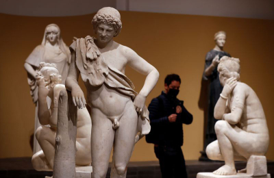 Antiguas estatuas emergen desde las sombras en un exitoso espectáculo en Roma