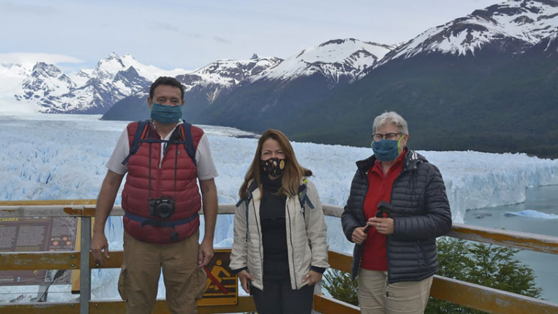 Un grupo de extranjeros entre los primeros visitantes al Parque Nacional Los Glaciares