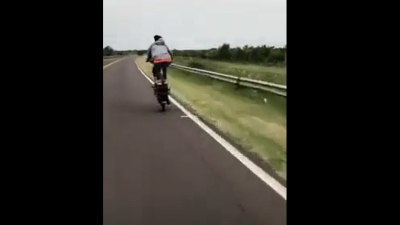 Video: hacía "piruetas" en la moto y cayó sobre Ruta 12