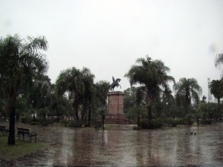 lluvia plaza.jpg