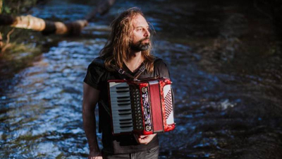 La música de Chango Spasiuk conecta culturas en disco con artistas de Noruega 
