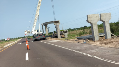 Vialidad Nacional coloca las últimas pasarelas peatonales en la autovía 16