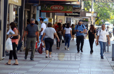 La disyuntiva entre mantener abierta la economía y morigerar contagios