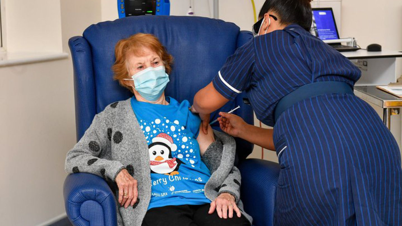 Coronavirus: una mujer de 90 años fue la primera en recibir la vacuna
