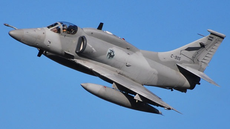 Dos aviones de guerra hicieron temblar a los resistencianos 
