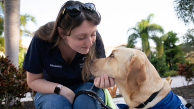 Perdió la vista tras una operación y una perra labradora la sacó de la oscuridad