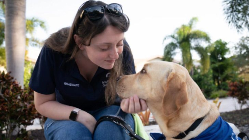 Perdió la vista tras una operación y una perra labradora la sacó de la oscuridad