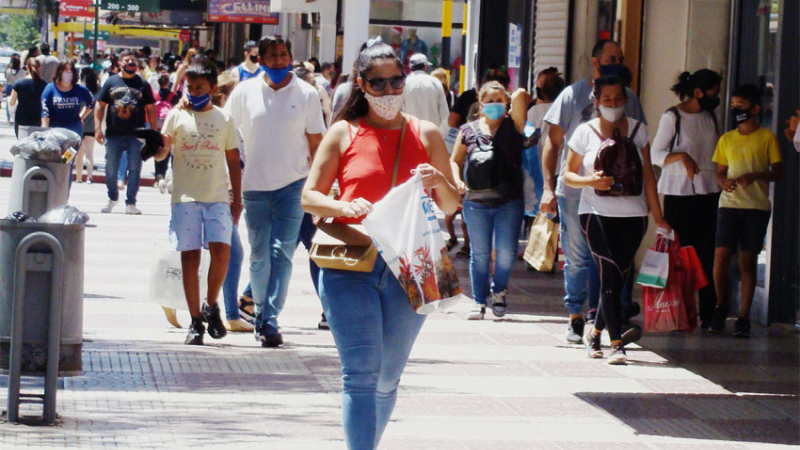 La locura por las compras desafía el amesetamiento de los contagios