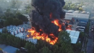 Voraz incendio en depósito de plásticos de General Pacheco