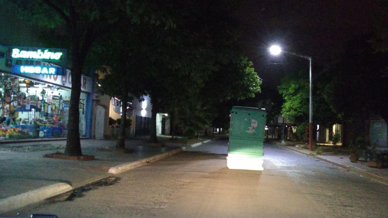 Baño químico en medio de una calle céntrica: un desafío para guapos