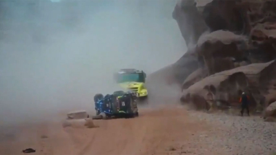 Dakar: el Pato Silva volcó y se salvó de milagro