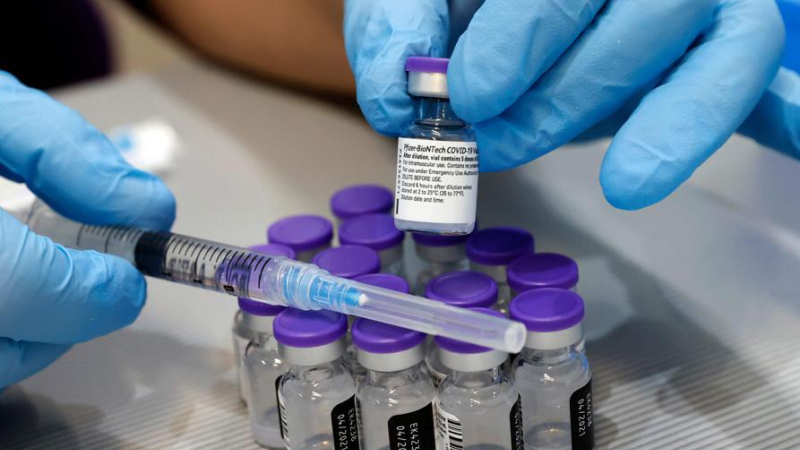 España pierde miles de dosis de la vacuna de Pfizer por falta de insumos adecuados