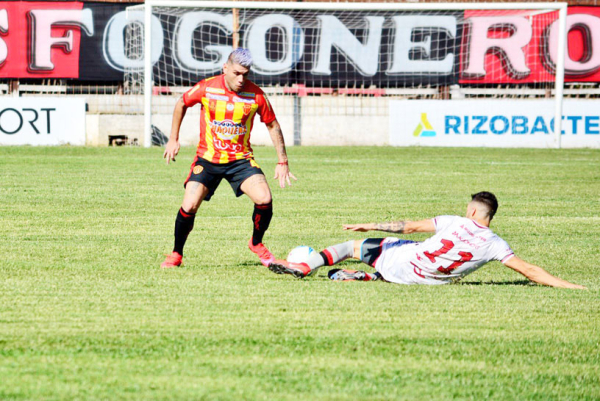 Maximiliano Paredes fue creciendo en su rendimiento. El lateral derecho se afirmó como titular en Sarmiento.