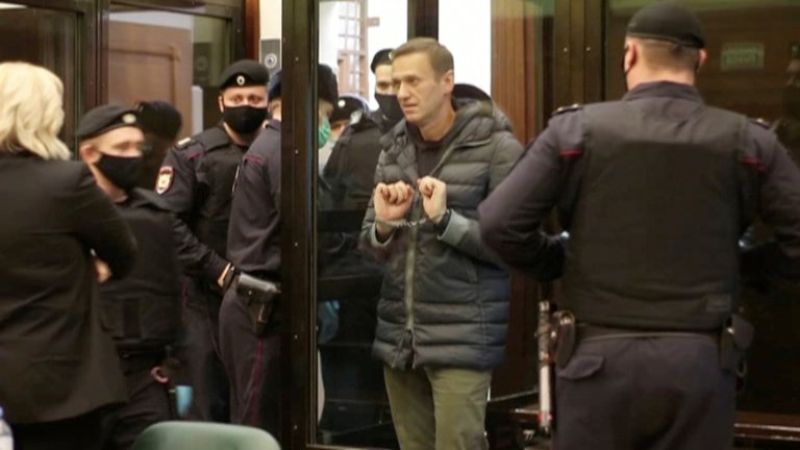 El líder opositor ruso Alexei Navalny fue condenado a 2 años y medio de prisión